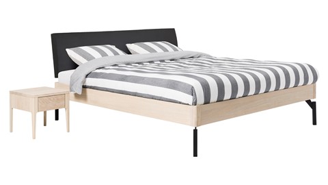 Bed Sky eiken met hoofdbord stof en poot metaal, eiken lederlook zwart