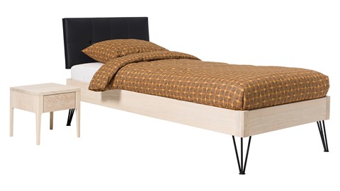 Bed Sky eiken met hoofdbord gecapitonneerd en poot driehoek metaal, eiken lederlook zwart