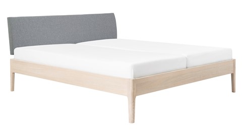 Bed Sky eiken met hoofdbord stof en poot hout, eiken stof basalt