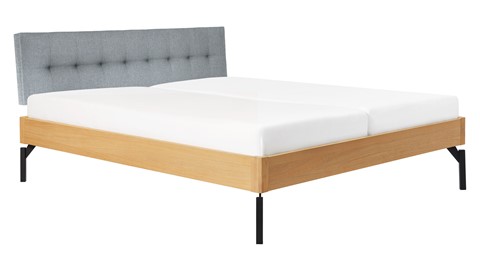 Bed Sky eiken met hoofdbord gecapitonneerd en poot metaal, honing stof basalt