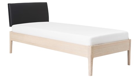 Bed Sky eiken met hoofdbord stof en poot hout, eiken lederlook zwart
