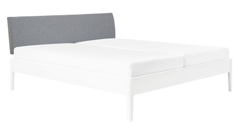 Bed Sky beuken met hoofdbord stof en poot hout, wit stof basalt