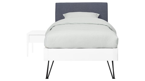 Bed Sky beuken met hoofdbord stof en poot driehoek, wit stof grijs