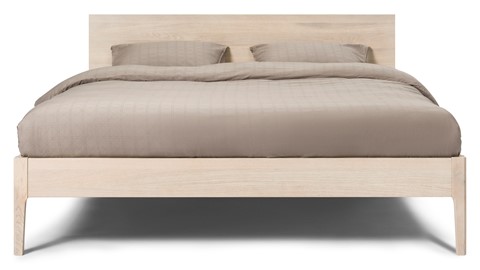 Bed Sky eiken met hoofdbord hout en poot hout, eiken