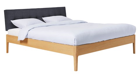 Bed Sky eiken met hoofdbord gecapitonneerd en poot hout, honing stof grijs