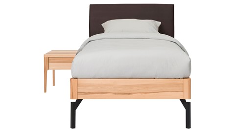 Bed Sky beuken met hoofdbord stof en poot metaal, beuken lederlook grijs