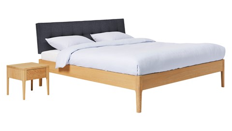 Bed Sky eiken met hoofdbord gecapitonneerd en poot hout, honing stof grijs