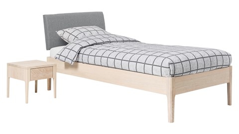 Bed Sky eiken met hoofdbord stof en poot hout, eiken stof basalt