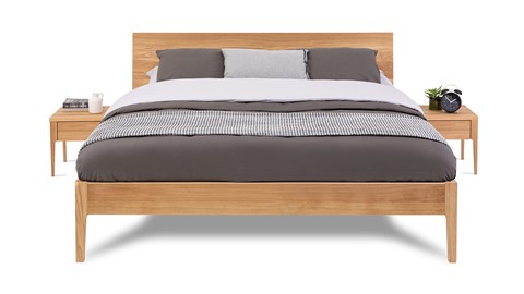 Bed Sky eiken met hoofdbord hout en poot hout, eiken honing