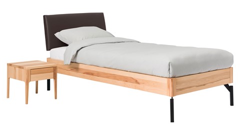 Bed Sky beuken met hoofdbord stof en poot metaal, beuken lederlook grijs