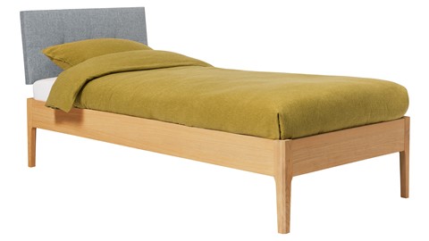 Bed Sky eiken met hoofdbord gecapitonneerd en poot hout, honing stof basalt