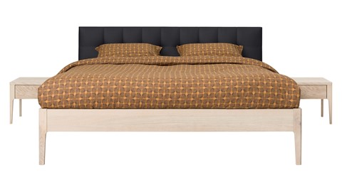 Bed Sky eiken met hoofdbord gecapitonneerd en poot hout, eiken lederlook zwart