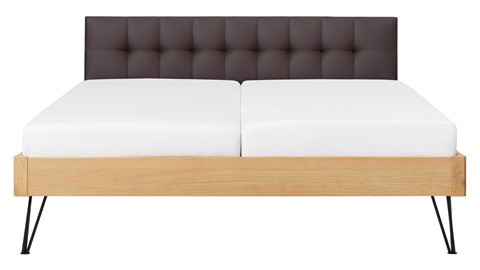 Bed Sky eiken met hoofdbord gecapitonneerd en poot driehoek metaal, honing lederlook grijs