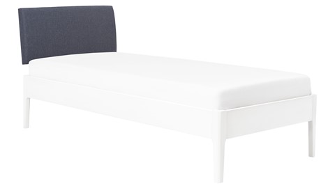 Bed Sky beuken met hoofdbord stof en poot hout, wit stof grijs