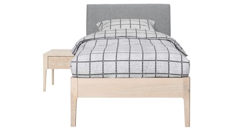 Bed Sky eiken met hoofdbord stof en poot hout, eiken stof basalt