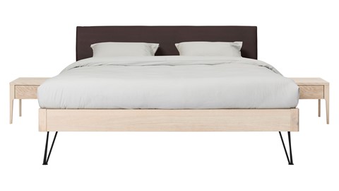 Bed Sky eiken met hoofdbord stof en poot driehoek, eiken lederlook grijs