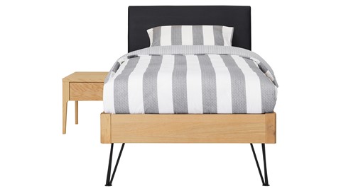 Bed Sky eiken met hoofdbord stof en poot driehoek, honing lederlook zwart