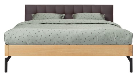 Bed Sky eiken met hoofdbord gecapitonneerd en poot metaal, honing lederlook grijs