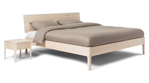 Bed Sky eiken met hoofdbord hout en poot hout, eiken