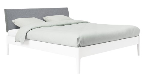 Bed Sky beuken met hoofdbord stof en poot hout, wit stof basalt