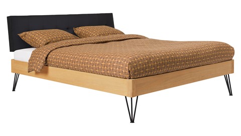 Bed Sky eiken met hoofdbord gecapitonneerd en poot driehoek metaal, honing lederlook zwart