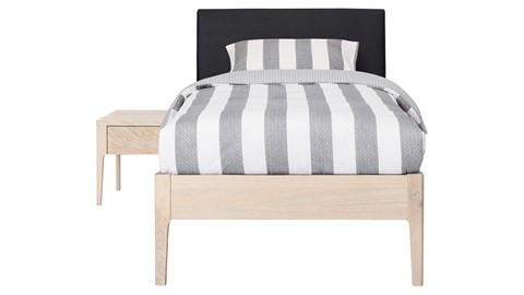 Bed Sky eiken met hoofdbord stof en poot hout, eiken lederlook zwart