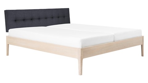 Bed Sky eiken met hoofdbord gecapitonneerd en poot hout, eiken stof grijs