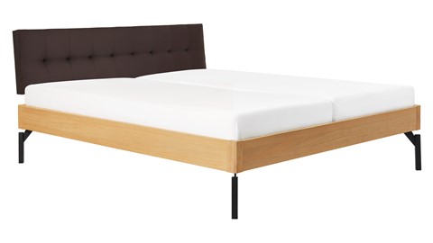 Bed Sky eiken met hoofdbord gecapitonneerd en poot metaal, honing lederlook grijs