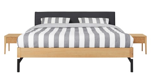 Bed Sky eiken met hoofdbord stof en poot metaal, honing lederlook zwart