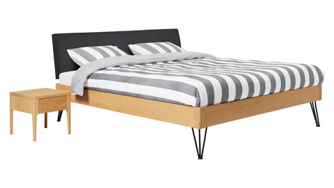 Bed Sky eiken met hoofdbord stof en poot driehoek, honing lederlook zwart