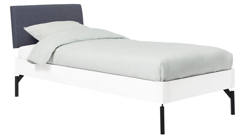 Bed Sky beuken met hoofdbord stof en poot metaal, wit stof grijs