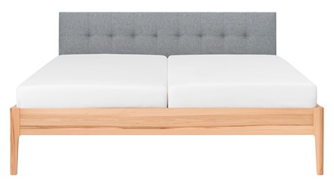 Bed Sky beuken met hoofdbord gecapitonneerd en poot hout, beuk stof basalt