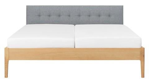 Bed Sky eiken met hoofdbord gecapitonneerd en poot hout, honing stof basalt