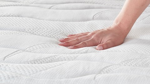 mt_beter-bed-select_gold-pocket-foam_detail_hand1