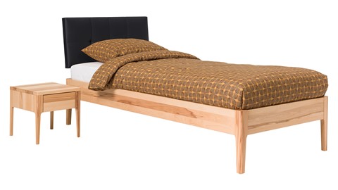 Bed Sky beuken met hoofdbord gecapitonneerd en poot hout, beuk lederlook zwart