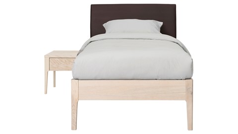 Bed Sky eiken met hoofdbord stof en poot hout, eiken lederlook grijs