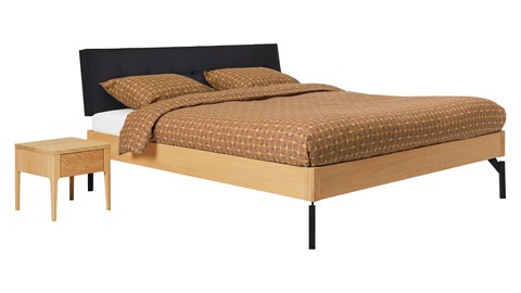 Bed Sky eiken met hoofdbord gecapitonneerd en poot metaal, honing lederlook zwart