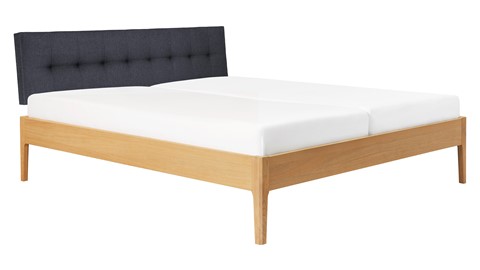 Bed Sky eiken met hoofdbord gecapitonneerd en poot hout, honing stof grijs