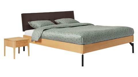 Bed Sky eiken met hoofdbord gecapitonneerd en poot metaal, honing lederlook grijs