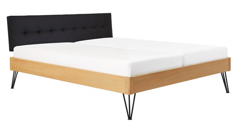 Bed Sky eiken met hoofdbord gecapitonneerd en poot driehoek metaal, honing lederlook zwart