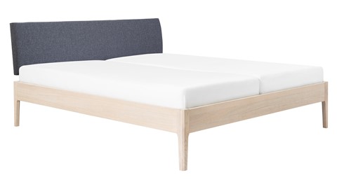 Bed Sky eiken met hoofdbord stof en poot hout, eiken stof grijs