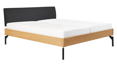 Bed Sky eiken met hoofdbord stof en poot metaal, honing lederlook zwart