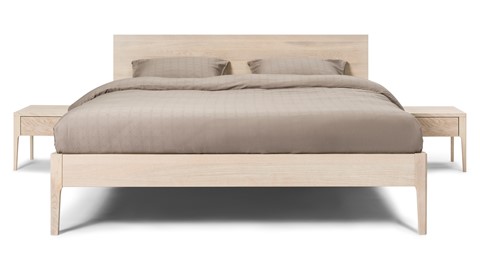 Bed Sky eiken met hoofdbord hout en poot hout, eiken
