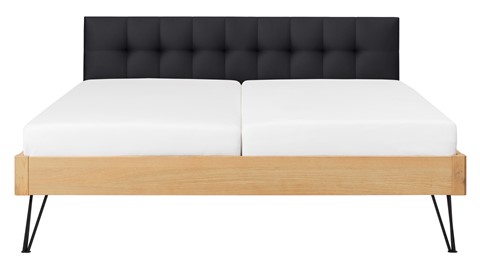 Bed Sky eiken met hoofdbord gecapitonneerd en poot driehoek metaal, honing lederlook zwart