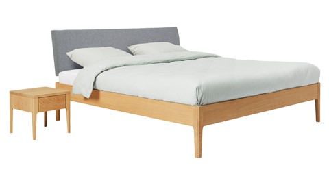 Bed Sky eiken met hoofdbord stof en poot hout, honing stof basalt