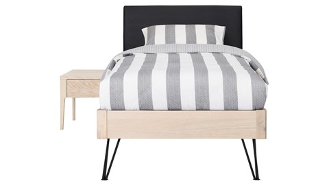 Bed Sky eiken met hoofdbord stof en poot driehoek, eiken lederlook zwart
