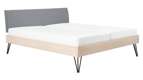 Bed Sky eiken met hoofdbord stof en poot driehoek, eiken stof basalt