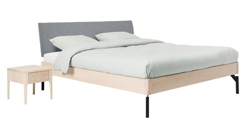 Bed Sky eiken met hoofdbord stof en poot metaal, eiken stof basalt