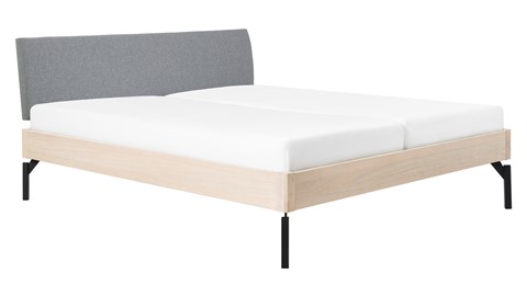 Bed Sky eiken met hoofdbord stof en poot metaal, eiken stof basalt