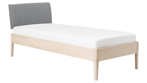 Bed Sky eiken met hoofdbord stof en poot hout, eiken stof basalt